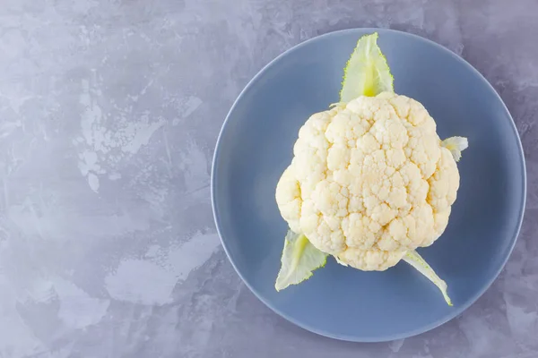 Cauliflower Gray Plate Organic Cauliflower Cement Background Vegan Food Minimalism — Stock Photo, Image