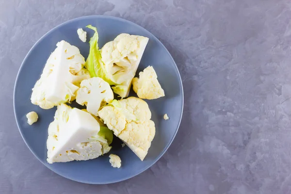 Cavolfiore Piatto Grigio Affettato Cavolfiore Fresco Uno Sfondo Cemento Fette — Foto Stock