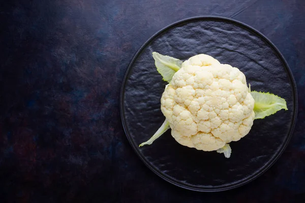 Cauliflower Black Plate Organic Cauliflower Dark Background Vegan Food Minimalism — Stock Photo, Image