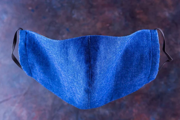Gezichtsmasker Antivirusmasker Gemaakt Van Denim Blauw Denim Masker Tijdens Een — Stockfoto