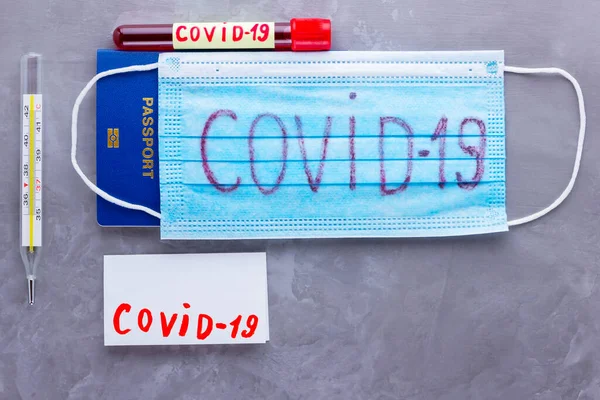 Covid Och Resor Koncept Medicinsk Skyddsmask Och Termometer Covid Sedeln — Stockfoto