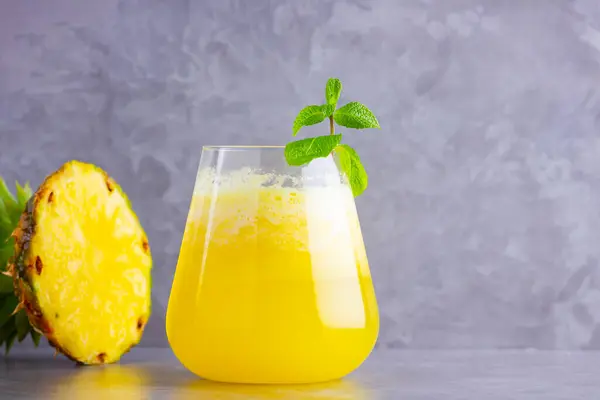 Ananas Cocktail Een Grijze Achtergrond Koude Ananas Cocktail Met Munt — Stockfoto