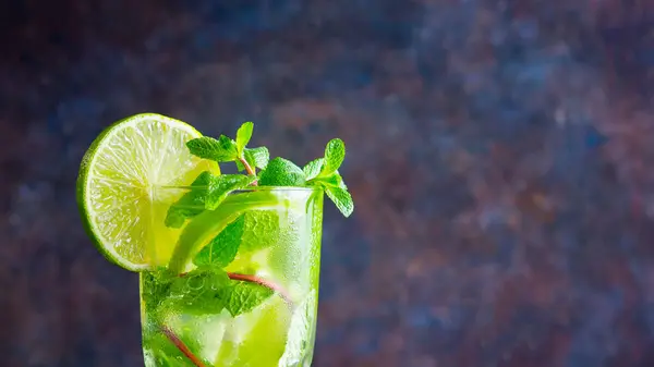 Mojito Cocktail Met Limoen Munt Groot Glas Verse Mojito Glas — Stockfoto