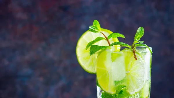 Coquetel Mojito Com Limão Hortelã Copo Alto Mojito Fresco Vidro — Fotografia de Stock