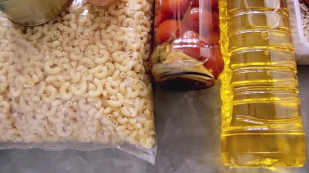 Lebensmittelspenden Auf Grauem Hintergrund Lebensmittelspende Während Des Coronavirus Covid Lieferkonzept — Stockvideo