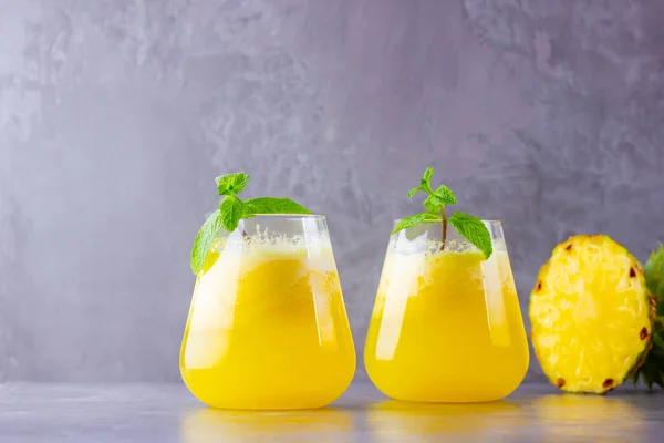 菠萝汁在灰色背景上 杯子里的解毒果汁 菠萝冰沙与新鲜菠萝 健康的夏季薄荷饮料 — 图库照片