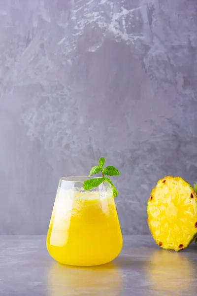 Suco Abacaxi Contexto Cinza Suco Para Desintoxicação Copo Batido Abacaxi — Fotografia de Stock