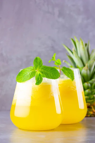 Ananassap Een Grijze Achtergrond Sap Voor Detox Het Glas Ananas — Stockfoto