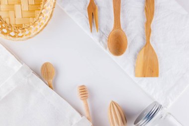 Sıfır atık. Pamuk torba, duvar kavanozu ve beyaz arka planda ahşap çatal bıçak takımı. Çevre dostu ahşap çatal bıçak seti ve beyaz peçete. Plastiksiz konsept. Düz yatıyordu. Boşluğu kopyala