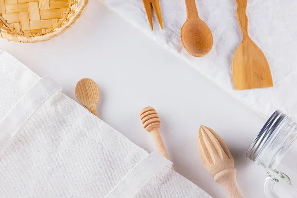 Sıfır atık. Pamuk torba, duvar kavanozu ve beyaz arka planda ahşap çatal bıçak takımı. Çevre dostu ahşap çatal bıçak seti ve beyaz peçete. Plastiksiz konsept. Düz yatıyordu. Boşluğu kopyala