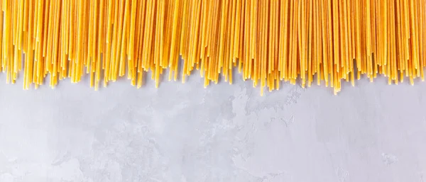 Massa Amarela Fundo Cinza Espaguete Fundo Cimento Espaguete Cru Bolonhesa — Fotografia de Stock