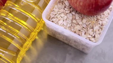 Gri arka planda gıda bağışları. Coronavirus sırasında gıda bağışı (COVID-19). Teslimat konsepti. Üst görünüm
