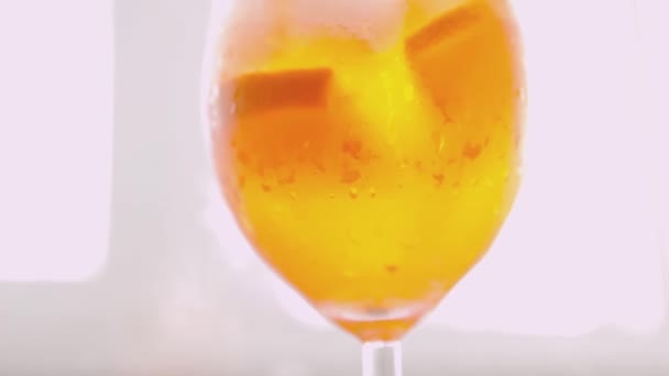 Aperol Spritz Cocktail Avondzon Italiaanse Alcoholcocktail Met Sinaasappel Aperol Spritz — Stockvideo