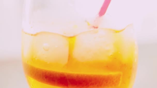 Aperol Spritzin Cocktail Iltaauringossa Italialainen Alkoholijuoma Appelsiinilla Aperol Spritz Viipaloidut — kuvapankkivideo
