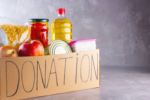 Caja Donaciones Con Comida Caja Cartón Abierta Con Aceite Agua — Foto de Stock