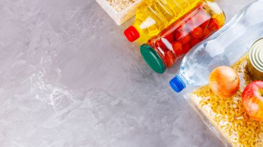 Gri arka planda gıda bağışları. Yiyecek ürünleri seti. Yiyecek malzemeleri. Üst Manzara. Boşluğu kopyala