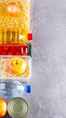 Gri arka planda gıda bağışları. Yiyecek ürünleri seti. Yiyecek malzemeleri. Üst Manzara. Boşluğu kopyala