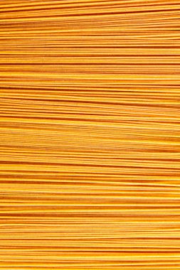 Sarı makarna arka planı. Kuru spagetti arka planı. Çiğ spagetti duvar kağıdı. Yemek geçmişi konsepti. Üst görünüm