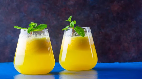 Ananas Cocktail Een Blauwe Grijze Achtergrond Koude Ananas Cocktail Met — Stockfoto