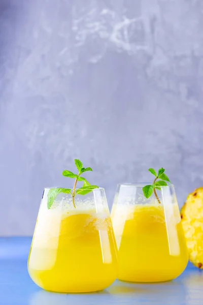 Cóctel Piña Sobre Fondo Gris Azulado Cóctel Piña Fría Con — Foto de Stock