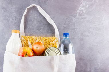 Yiyecek bağışları keten çantada. Yemek torbası içinde. Yiyecek stoğuyla dolu bir eko çanta. Üst Manzara. Boşluğu kopyala