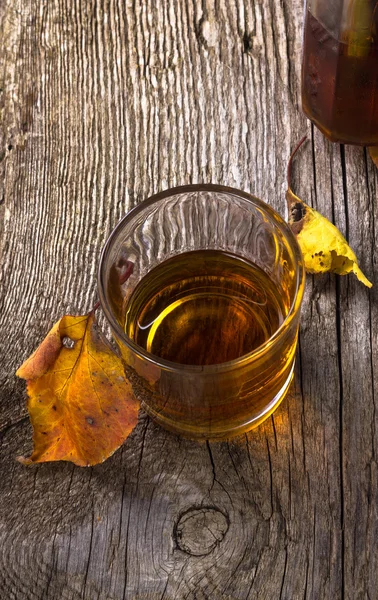 bardak viski sonbahar yaprakları