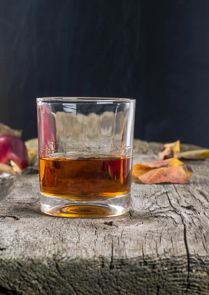 Glas whiskey in de herfst bladeren — Stockfoto