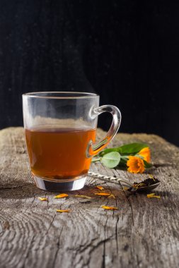 Çiçekli bir fincan çay.