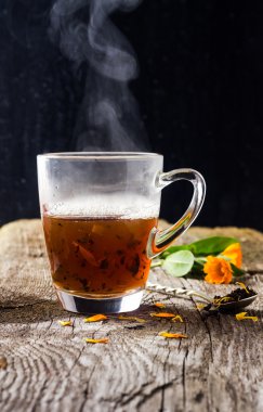 Bir fincan buharlı çay.