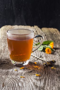 Çiçekli bir fincan çay.