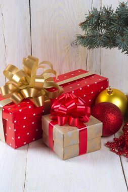 Noel ile ahşap bir masa üzerinde bir hediye kutusu