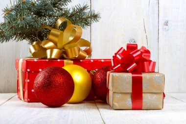 Noel ile ahşap bir masa üzerinde bir hediye kutusu