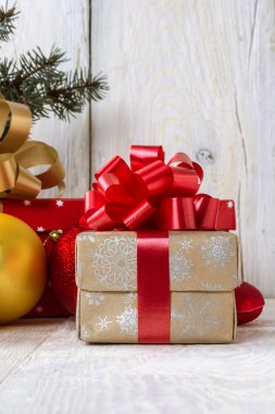 Noel ile ahşap bir masa üzerinde bir hediye kutusu