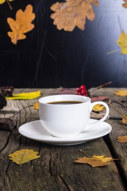 Beyaz fincan kahve sonbahar yaprakları