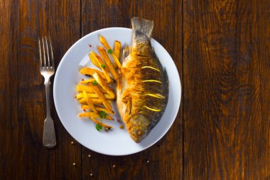 akşam yemeği için kızarmış balık