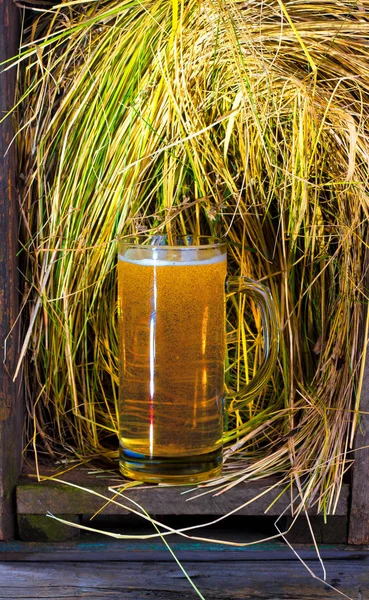 Caneca de cerveja na palha — Fotografia de Stock