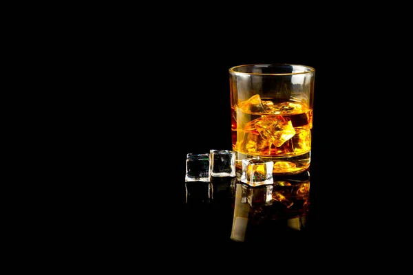 Whisky met ijs — Stockfoto