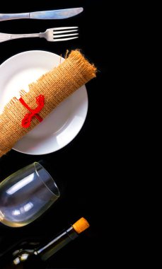 siyah bir zemin üzerine çatal bıçak takımı