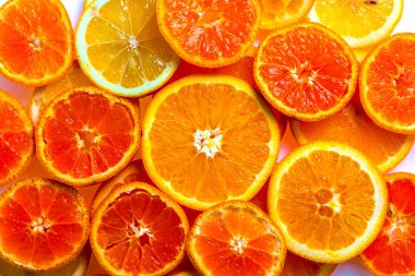 bir düzlemde narenciye dilimleri