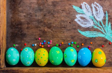 Eski kutusunda Paskalya yumurtaları
