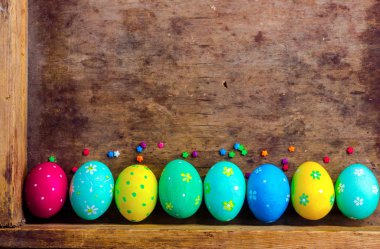 Eski kutusunda Paskalya yumurtaları