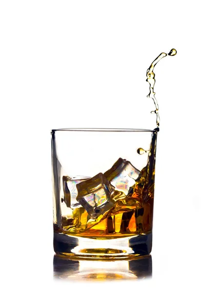 Plons in een glas whiskey — Stockfoto