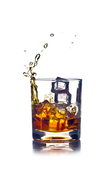 Salpicadura en un vaso de whisky —  Fotos de Stock