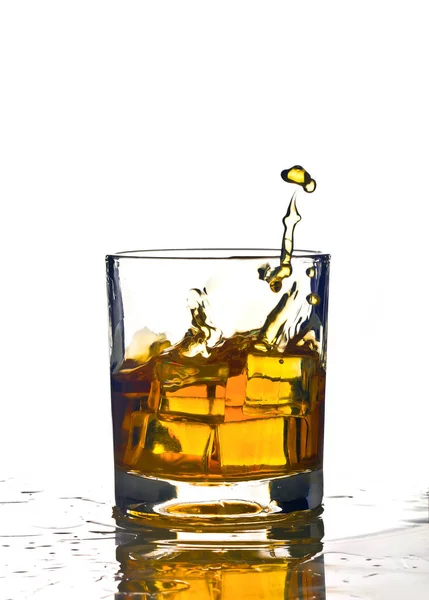 Salpicadura en un vaso de whisky —  Fotos de Stock