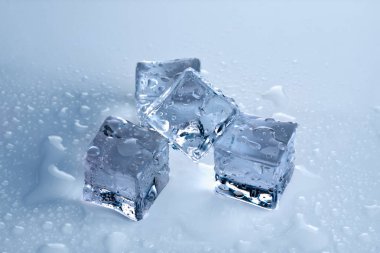 Şeffaf buz küpleri