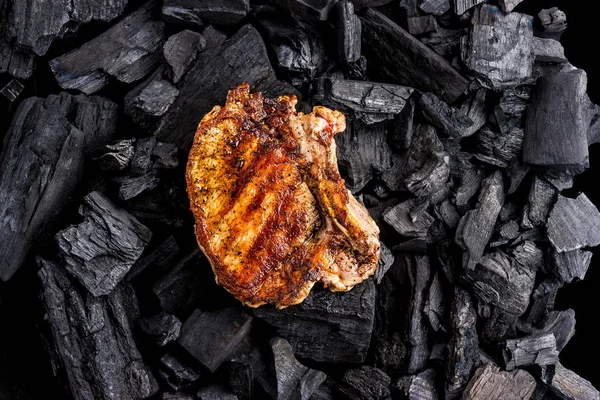 Steak auf Holzkohle — Stockfoto