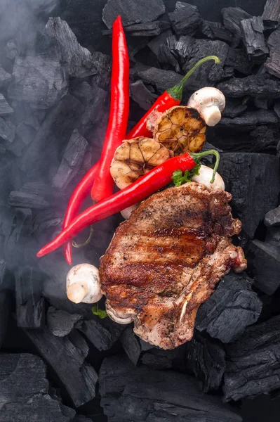 Kömürlerin arka plan üzerinde ızgara et