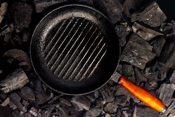 Pan na grilu na dřevěném uhlí — Stock fotografie
