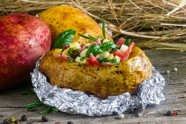 Bakad potatis med fyllning — Stockfoto