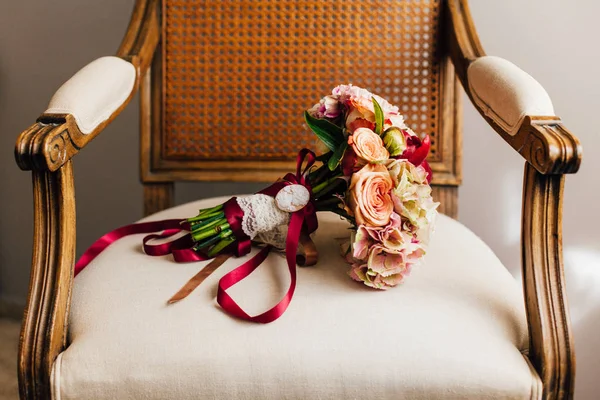 Belo buquê de casamento de flores marsala na cadeira — Fotografia de Stock